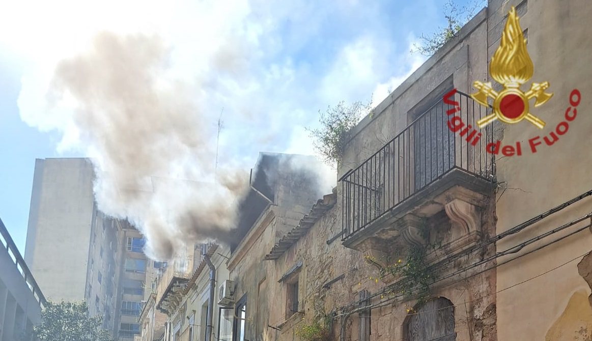 Attimi di apprensione in via Natalelli a Ragusa: fiamme nei pressi di un appartamento vicino al Trubunale