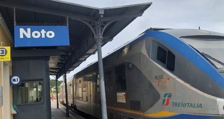 Prendono il treno per Siracusa ma restano a piedi: corsa “soppressa” senza preavviso