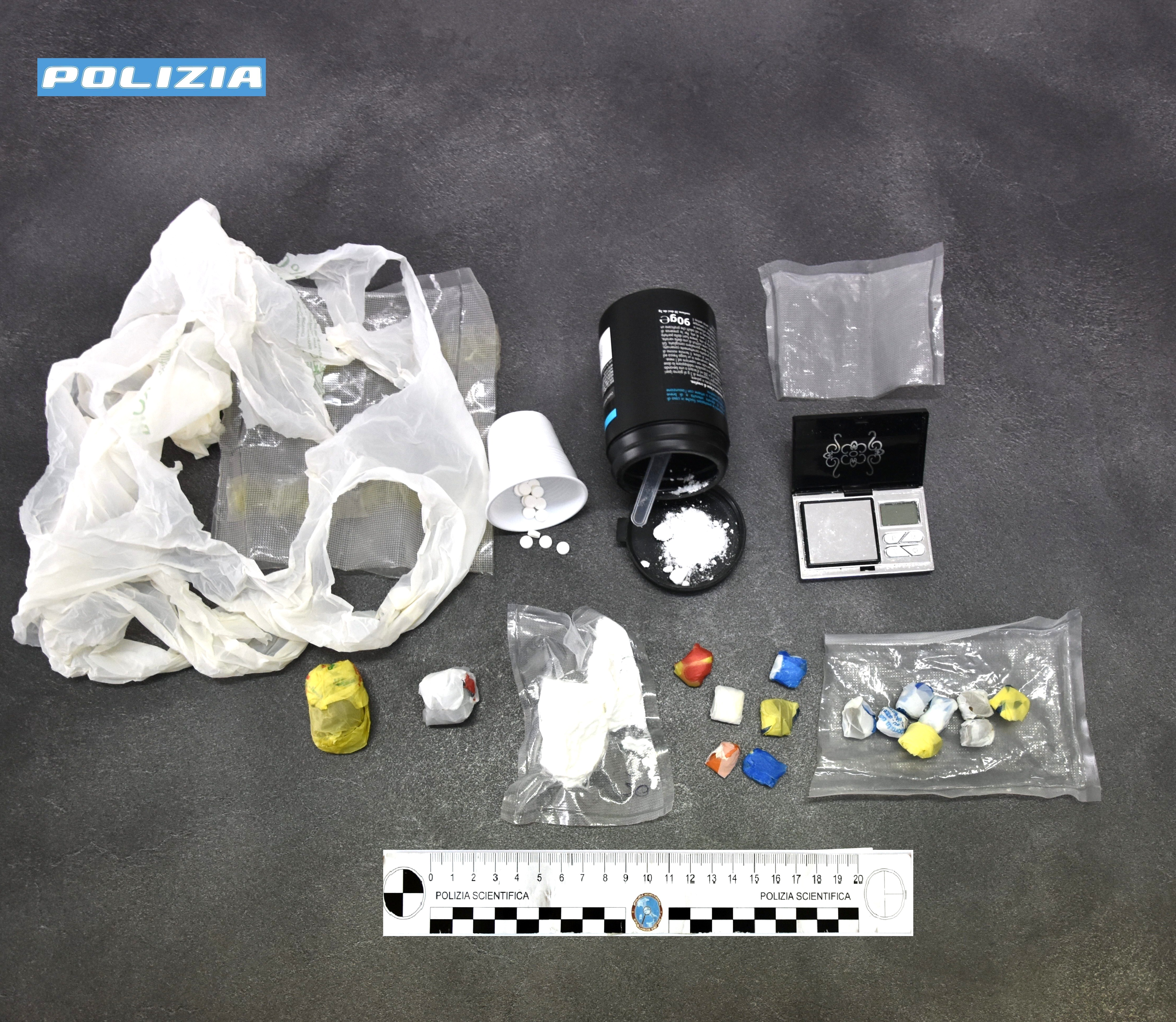 Cocaina, hashish e bilancini in salotto: troppi giovani entravano e uscivano in una casa. Ecco cosa è successo