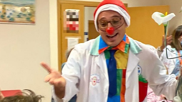 Un sorriso che cura: a Comiso la magia della clownterapia
