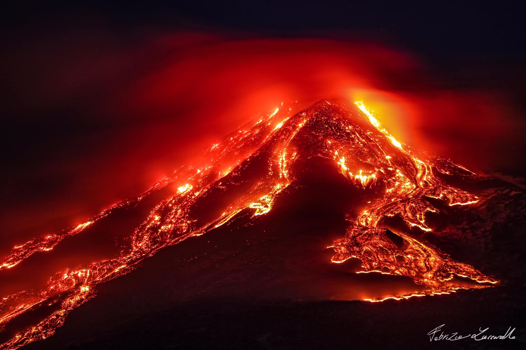 Etna, la notte si accende: fontane di lava dal cratere Sud-Est