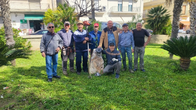 Giardinaggio freelance al villaggio Jungi. I volontari in campo a Scicli