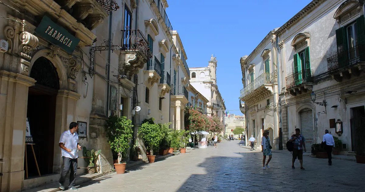 Via Mormino Penna a Scicli: ZTL di nome, giungla di fatto