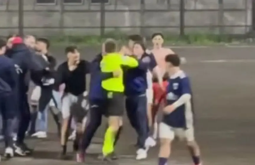 Calcio Under 17 da incubo: arbitro aggredito a calci e pugni. Insorgono politica e mondo sportivo: “Una vergogna”