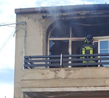 Vittoria, incendio in abitazione all’alba: paura per due residenti salvati dal fumo
