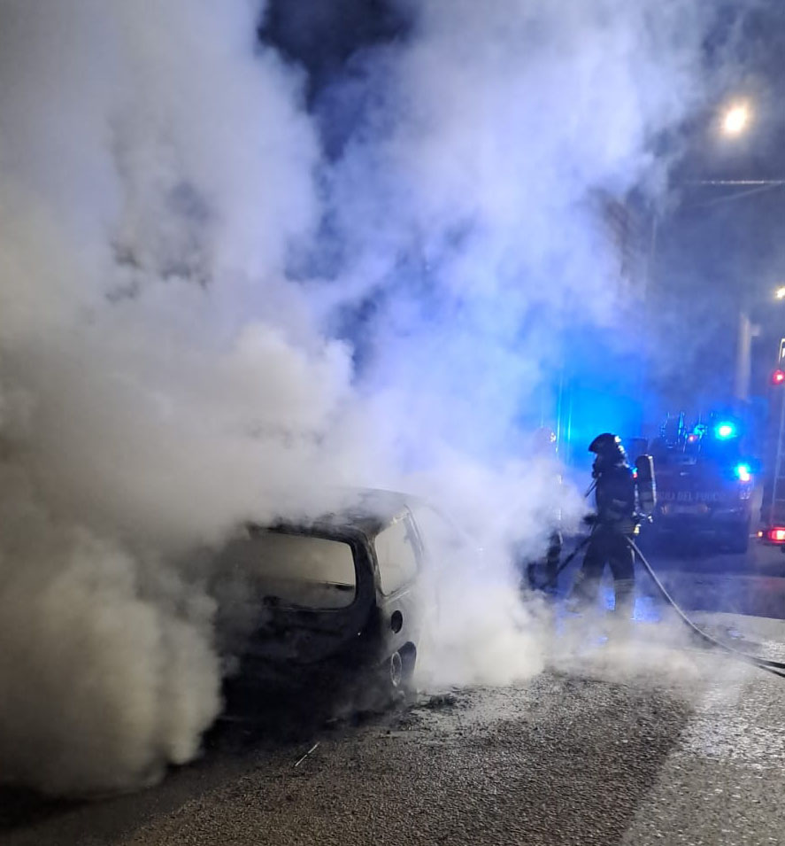 Vittoria, una notte tra le fiamme: tre  incendi in poche ore, paura e domande