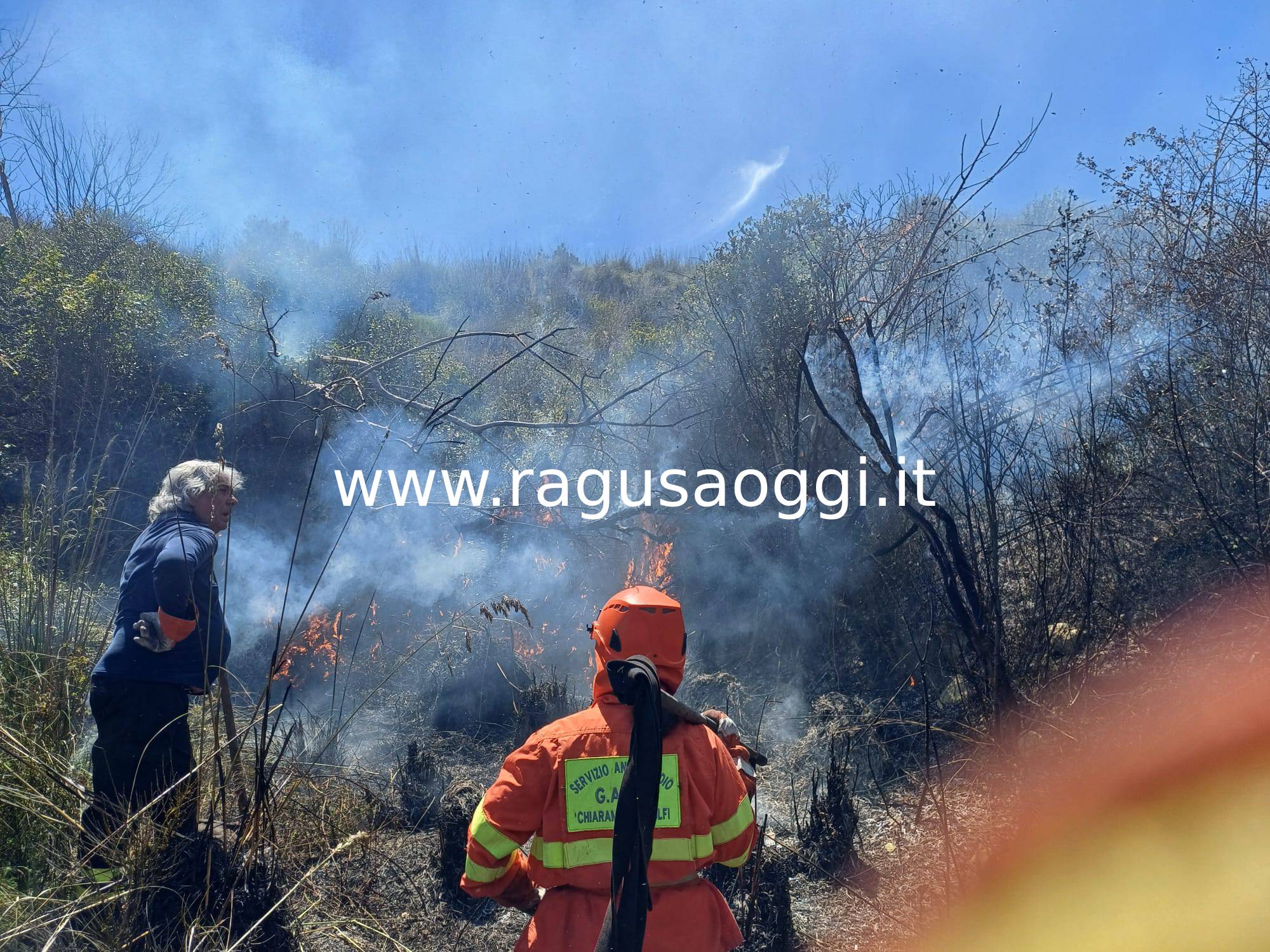 Boschi iblei in fiamme, squadre di soccorso in azione. Ricominciano gli strani incendi?
