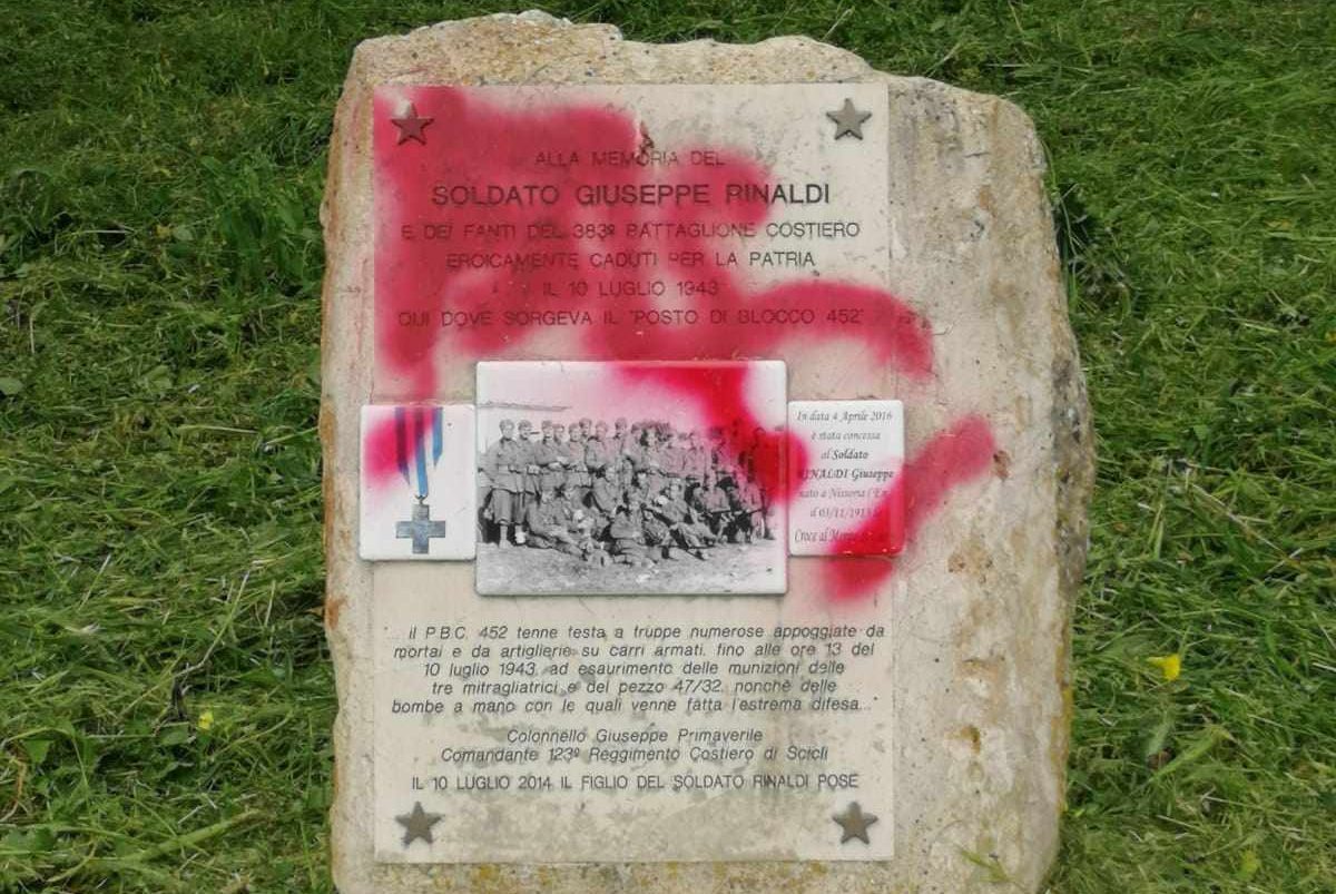 Vandalizzata a Ragusa la stele del Posto di Blocco 452 :Vernice rossa con la scritta “FASCI”