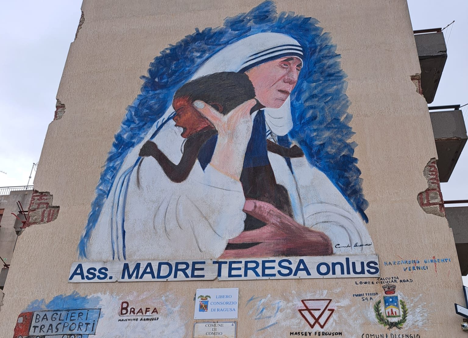 Il sorriso di Madre Teresa tra le strade di Comiso: arte e carità diventano muro e missione