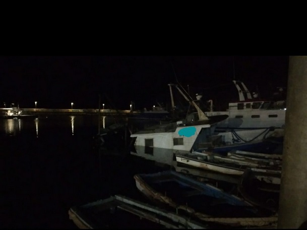 Il mare lo inghiotte lentamente: affonda motopesca a Scoglitti