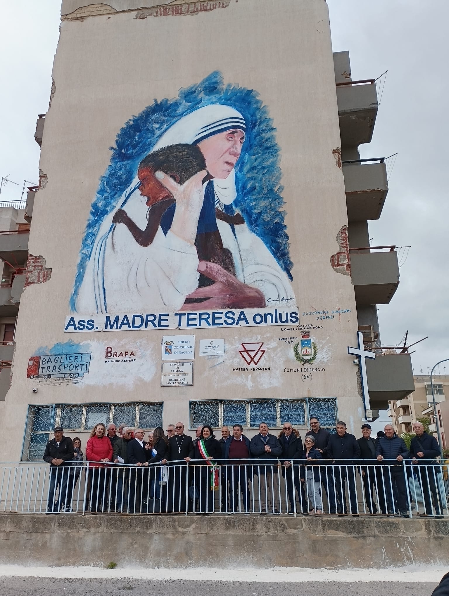 Il murales di Madre Teresa inaugurato dal vescovo. L’attività della onlus dedicata agli indigenti
