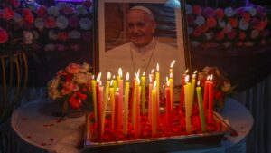 Papa Francesco, proclamati cinque giorni di lutto nazionale: bandiere a mezz’asta e cerimonie in tono sobrio