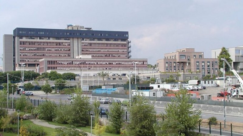 Cade dal secondo piano, 12enne operato nella notte: per lui, diverse fratture multiple