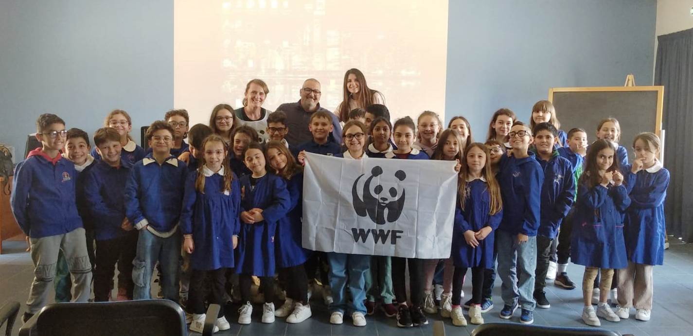 Tartarughine e bambini, la lezione più bella comincia sulla sabbia: volontari per natura