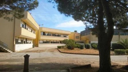 Un piede nel vuoto: la trappola invisibile che ha inghiottito un bambino in una scuola di Vittoria