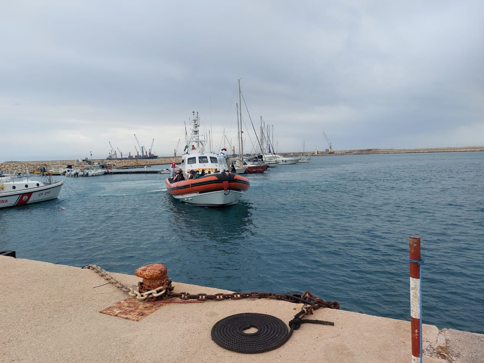 Migranti salvati da nave porta container: arrivati a Pozzallo