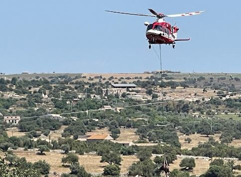 Ispica, mucca precipita in un burrone: salvata con l’elicottero dai vigili del fuoco
