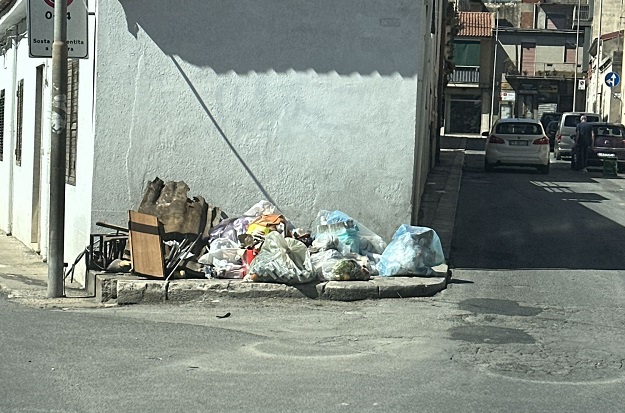 Vittoria, scarica rifiuti in strada, beccato sul fatto: multato