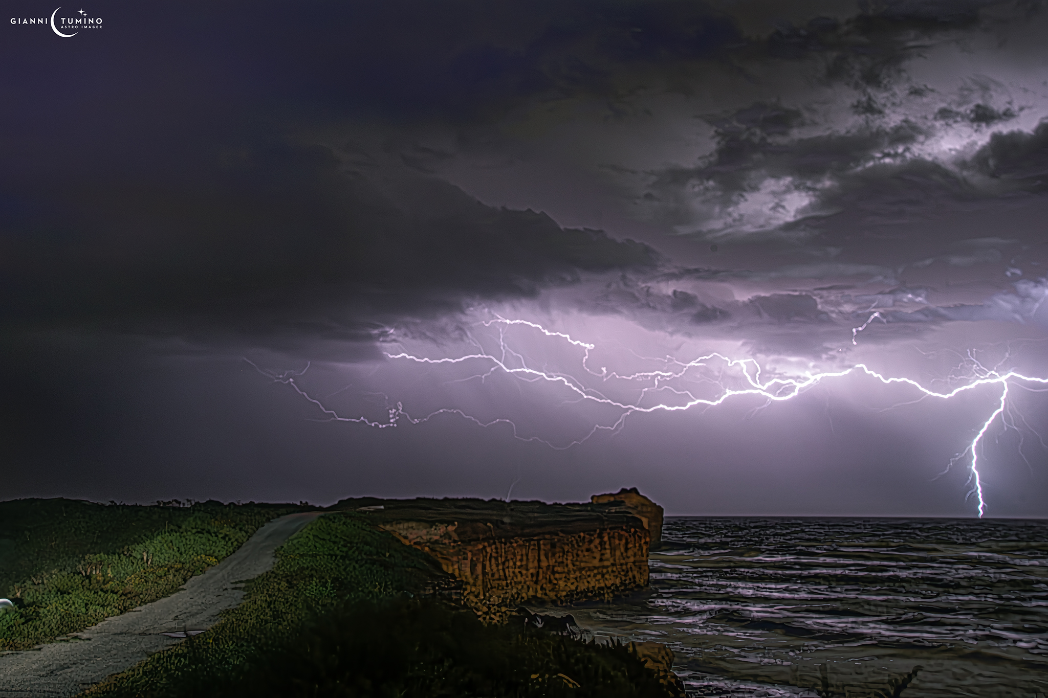 LA FOTO. Lampi sul Mediterraneo: la furia dei cieli immortalata a Punta Castellazzo