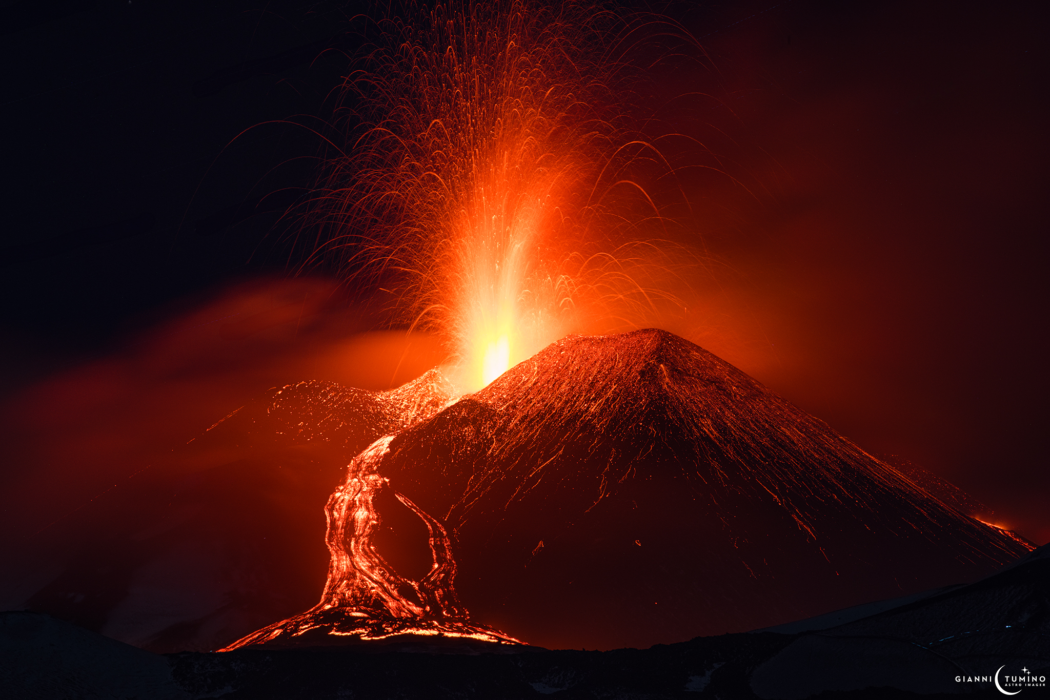 LA FOTO. Fuoco sotto le stelle: l’Etna regala uno spettacolo della natura