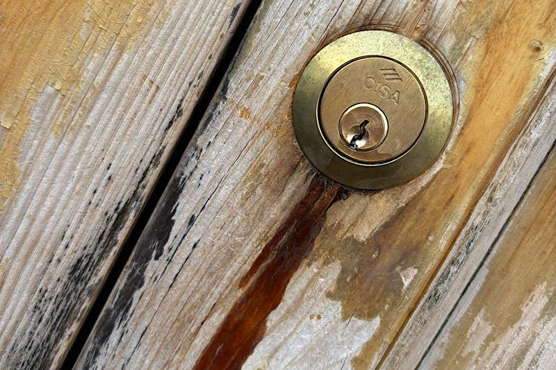 Atto vandalico a Vittoria: nel mirino la sede del Consiglio
