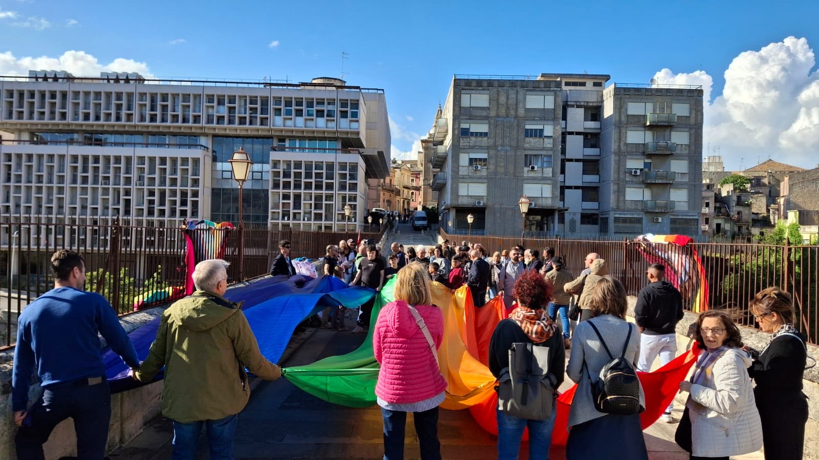 Un’onda colorata per abbattere i muri dell’intolleranza! Sul Ponte Vecchio a Ragusa