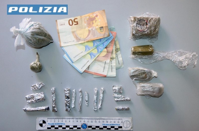 Cede una droga davanti ai poliziotti in borghese: arrestato 23enne a Vittoria