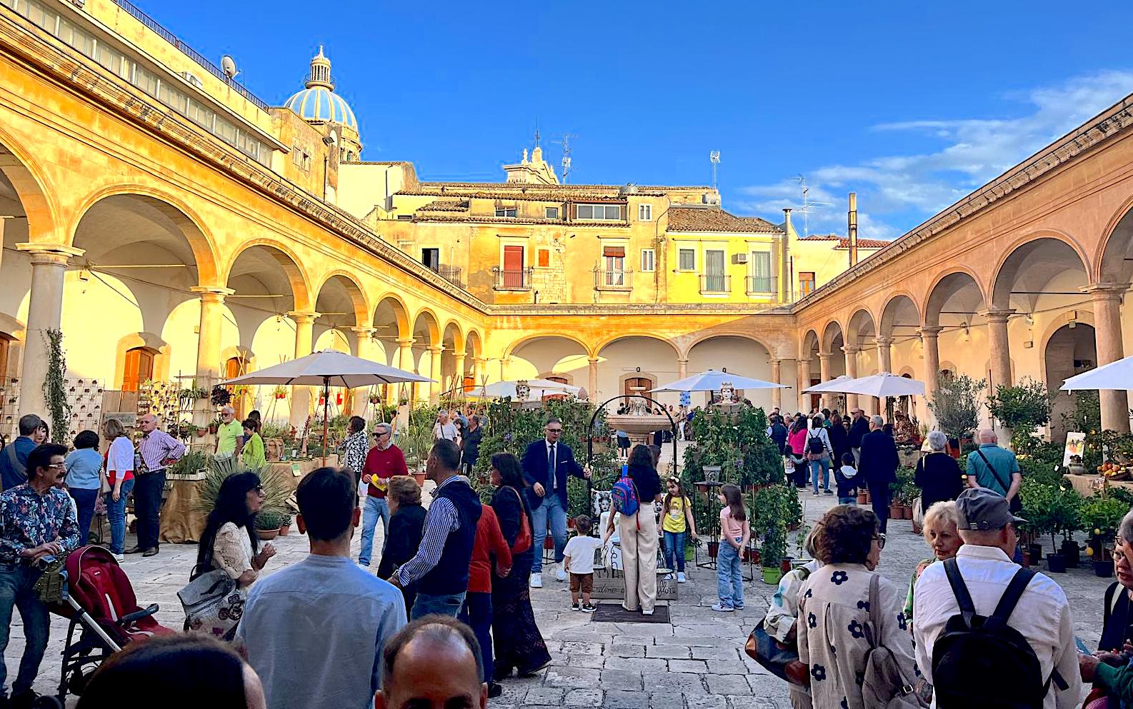 Giardini effimeri, talk, laboratori e tanti ospiti: Comiso fiorisce con “Innesto – Intrecci Urbani” dal 23 al 25 maggio
