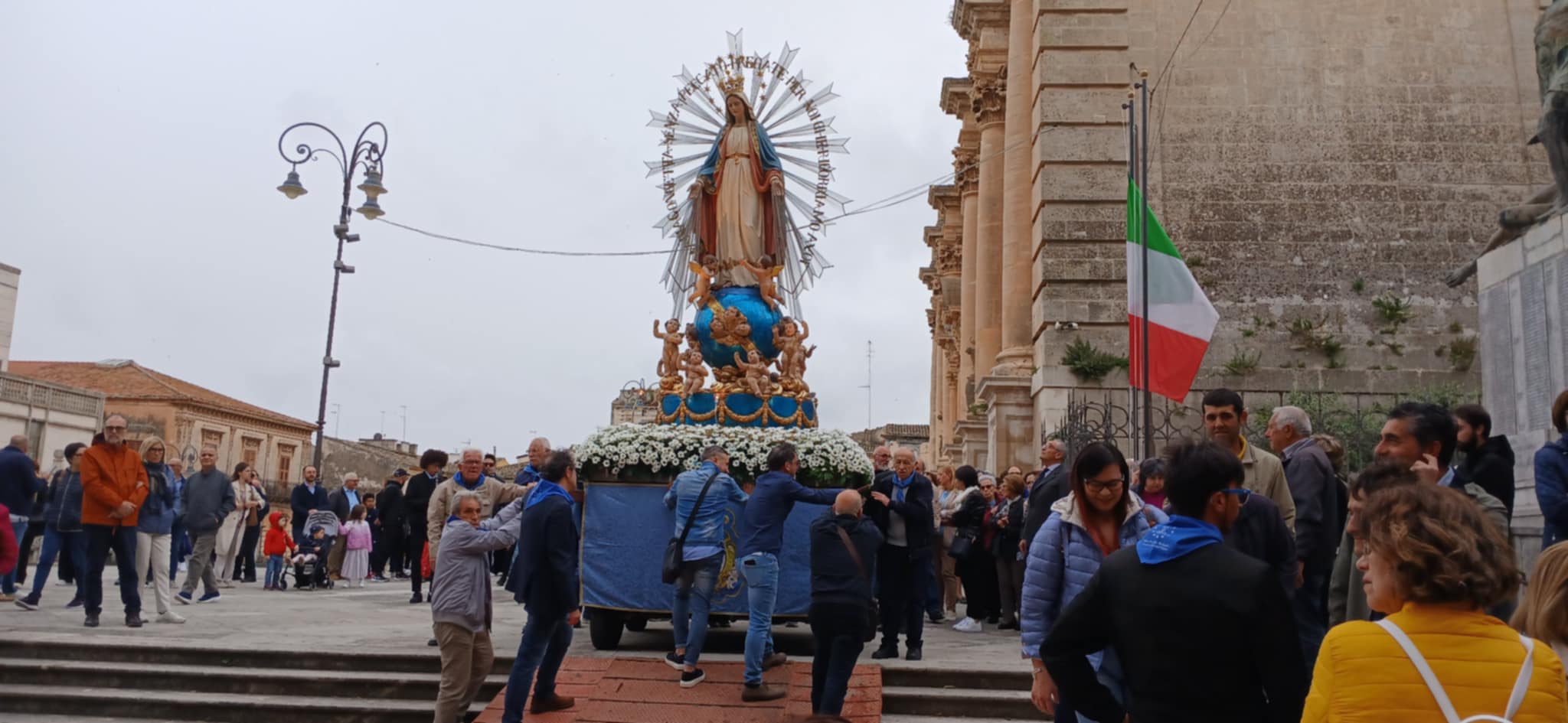 Candele, silenzio e preghiera: Ragusa si ferma per la sua co-pratrona Madonna della Medaglia. VIDEO