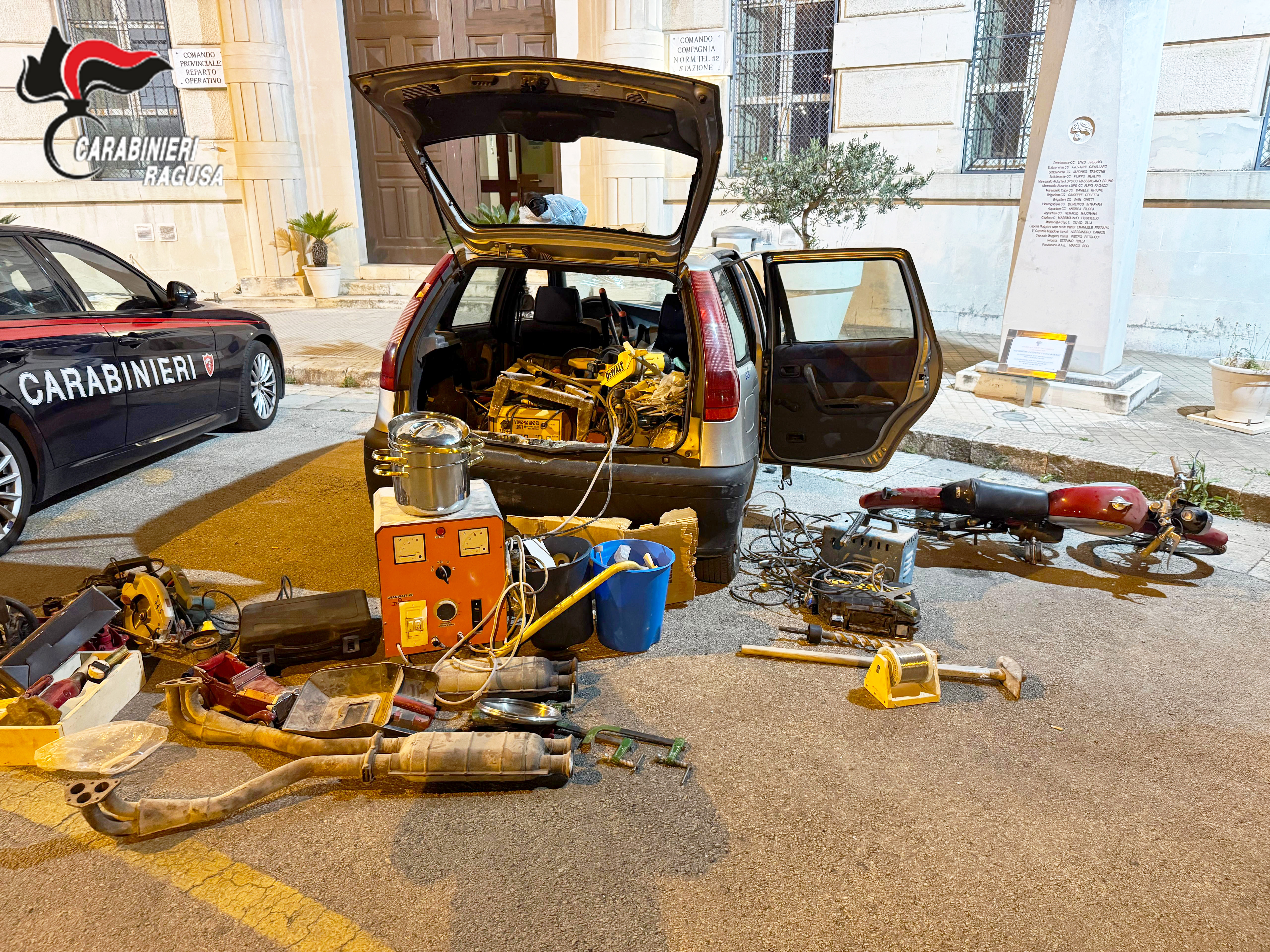 Ragusa, moto d’epoca sul tetto dell’auto: fermati e denunciati due giovani per ricettazione