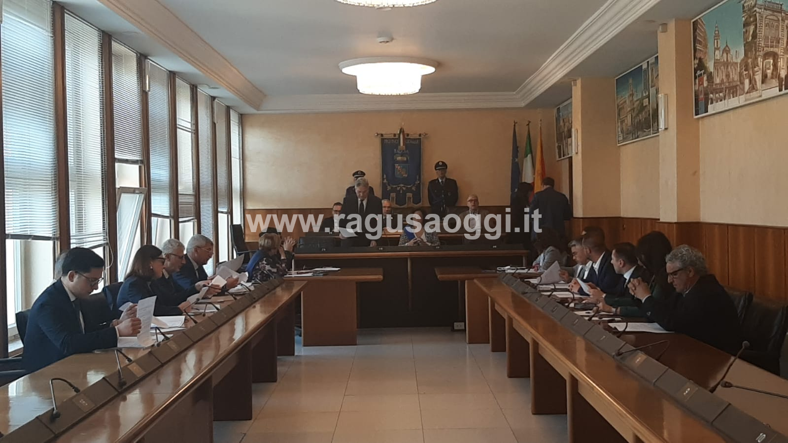 Stanze pronte e attività ai nastri di partenza: si insedia il consiglio, Dc nei banchi dell’opposizione. FOTO