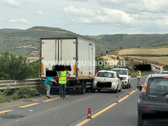 Incidente sulla Ragusa-Catania: auto contro un Camion, traffico in tilt