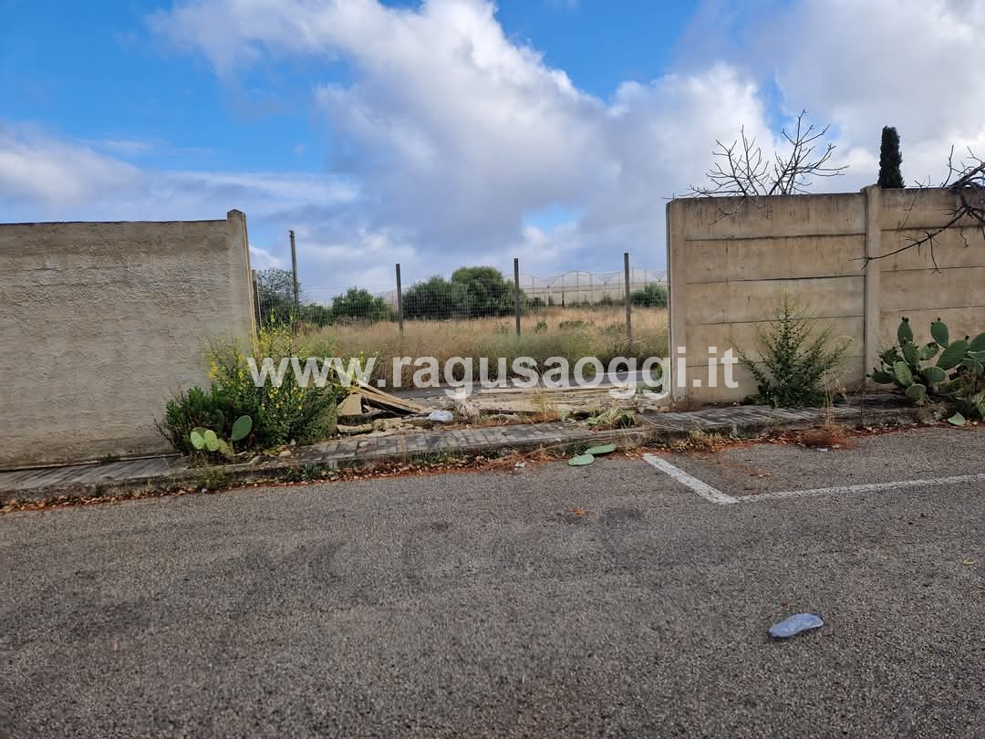 Assalto al mercato di Vittoria: rubato camion, demolito il muro di recinzione