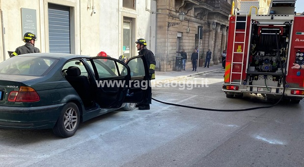 In fiamme un’auto in corso Santa Teresa a Modica, salva la conducente