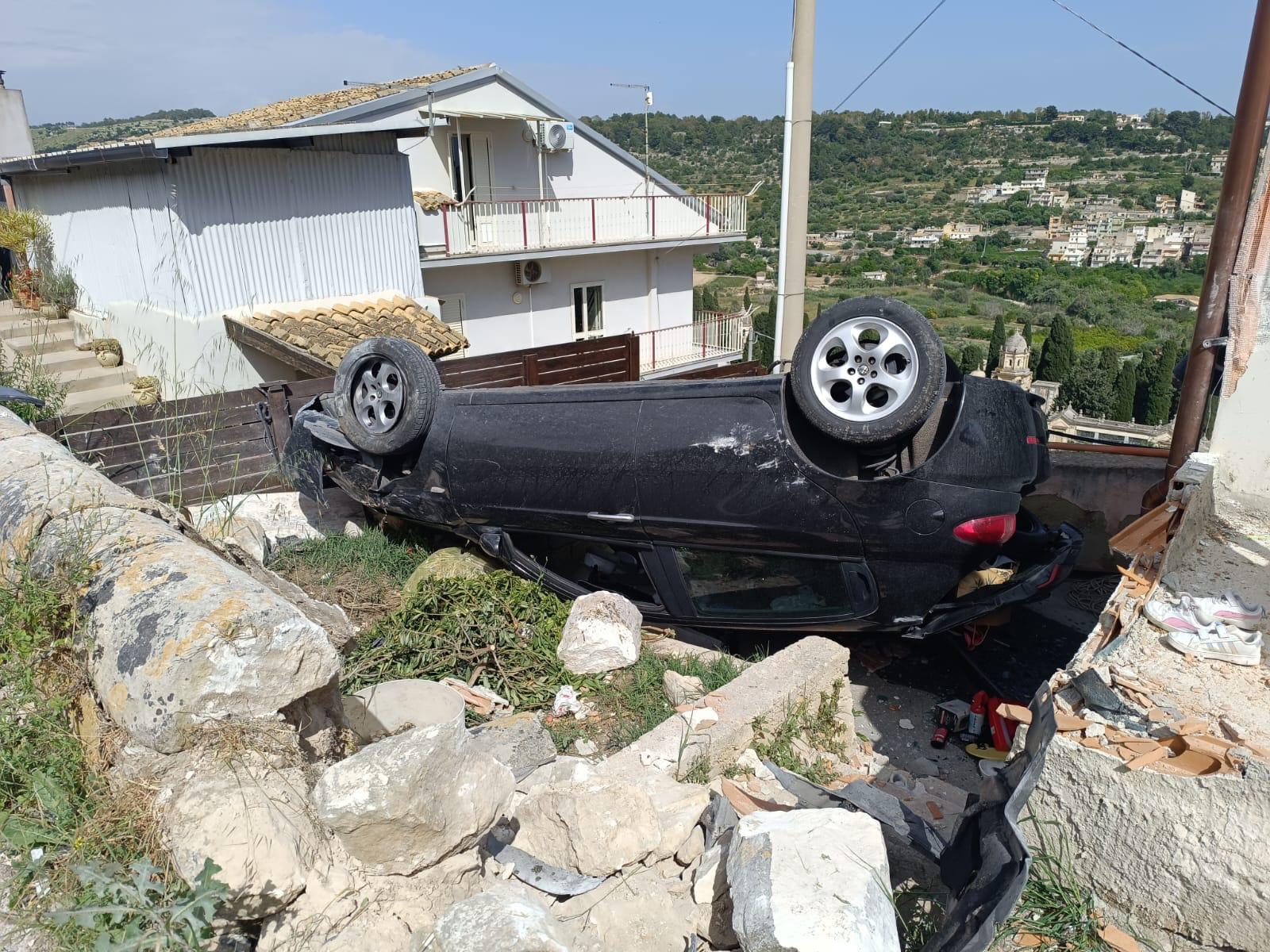 Auto sbanda e cade in un cortile. Incidente autonomo in contrada Palazzola a Scicli