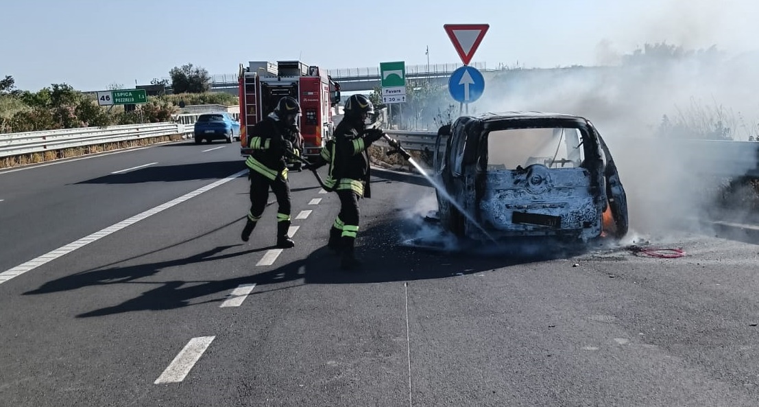 Paura in autostrada: macchina in fiamme allo svincolo per Ispica 