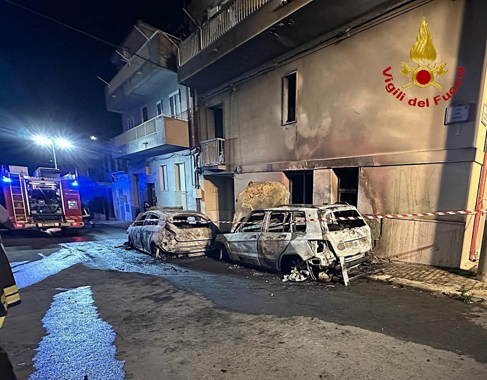 Due auto bruciate, palazzo a rischio: notte di fuoco a Comiso