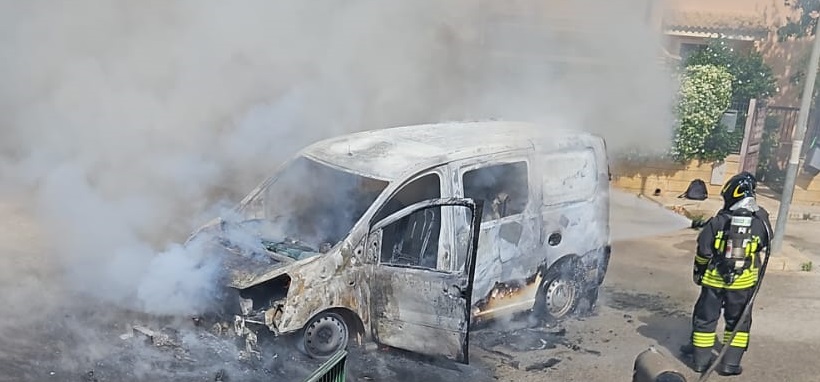 Furgone incendiato a Villaggio Gulfi: sconosciute le cause, area messa in sicurezza