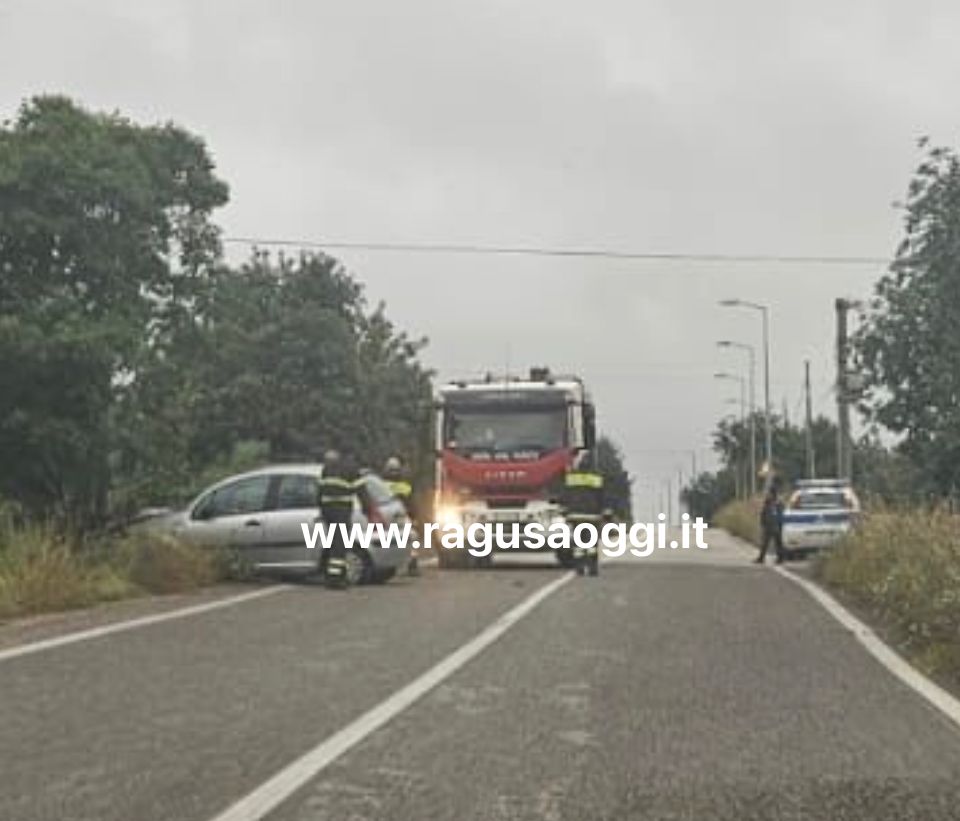 Paura sulla Modica–Scicli: auto vola fuori strada e si schianta contro un albero