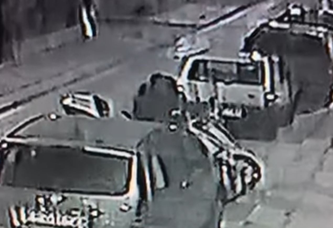 Furto surreale di una moto in pieno centro a Vittoria. I ladri non si fermano neanche davanti alle videocamere