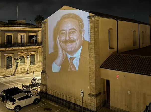 La foto di Falcone proiettata sul retro di una chiesa: l’iniziativa di Giambattista Iapichino a Vittoria