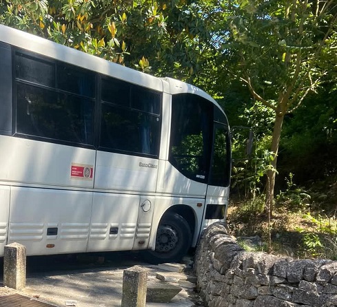 Pullman con studenti si schianta contro un muro a Chiaramonte: studenti illesi ma tanta paura