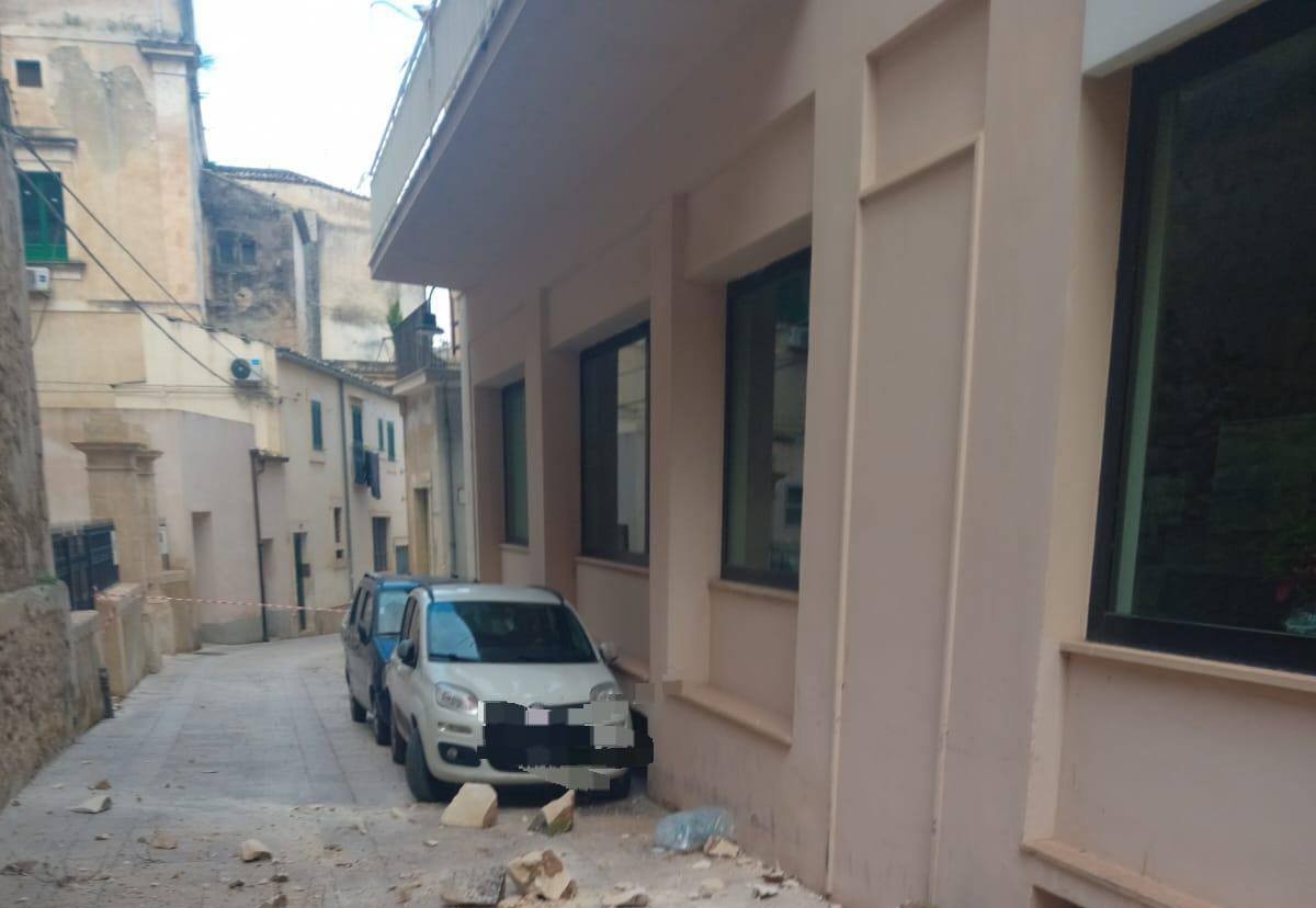 Il Commissariato di Montalbano si sfalda! Crollano pezzi del Municipio di Scicli