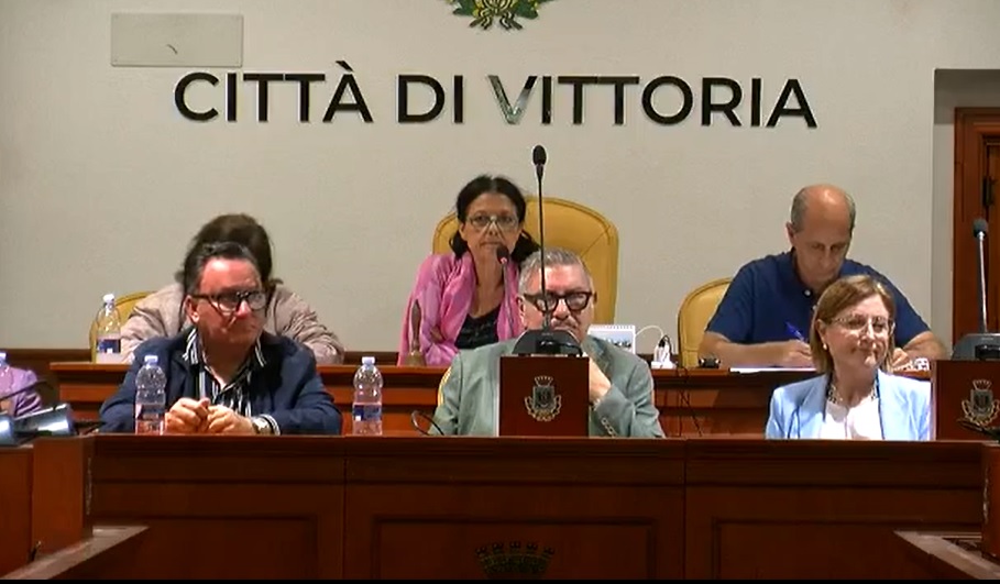 Il Consiglio comunale di Vittoria “spegne” la voce delle donne: stop alla nuova Consulta