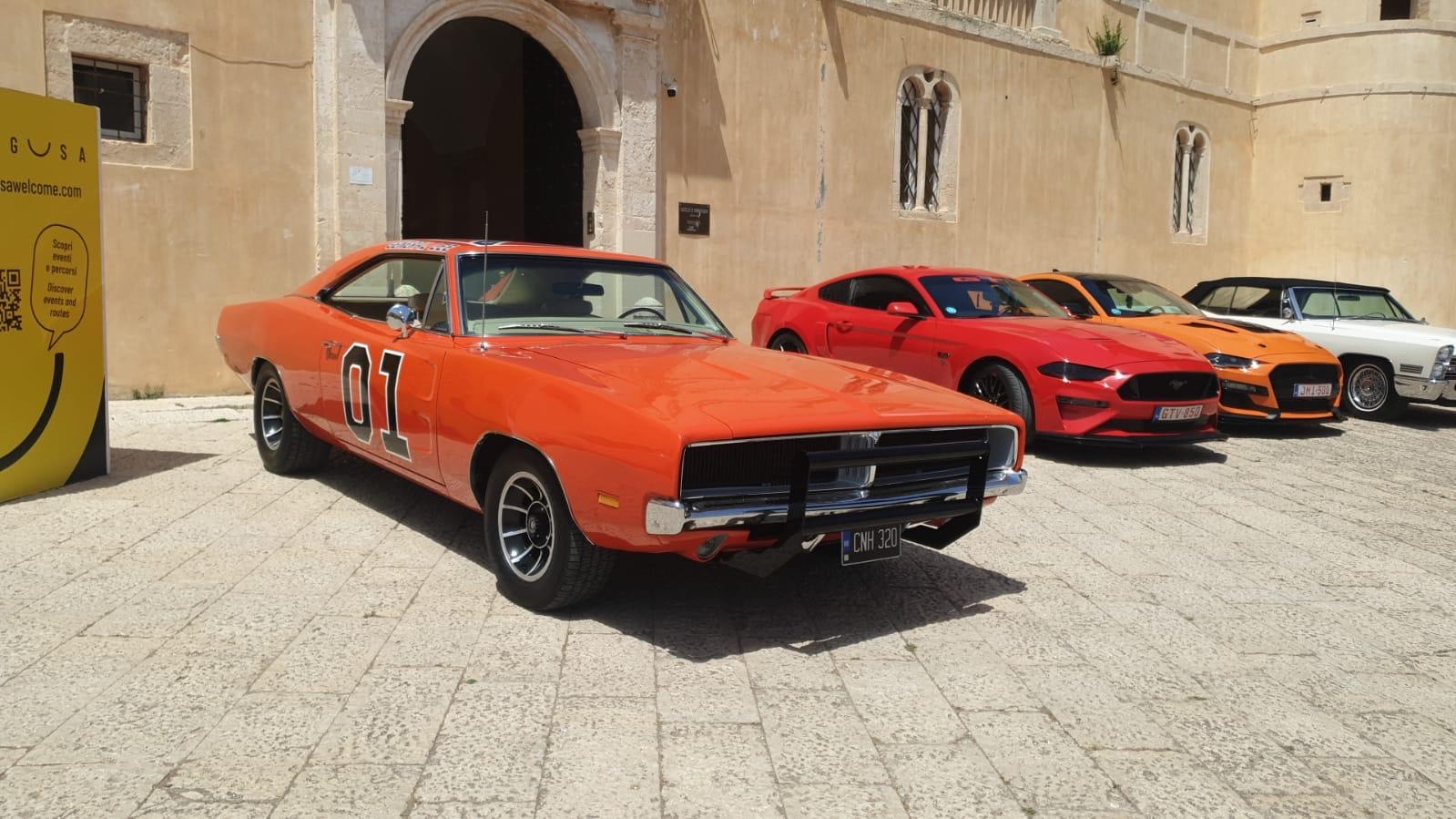 Che ci fanno i cugini Bo e Luke Duke di Hazzard (e Daisy e lo zio Jesse) al Castello di Donnafugata?