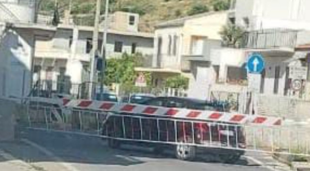 Tragedia sfiorata a Scicli: auto intrappolata tra le sbarre del passaggio a livello