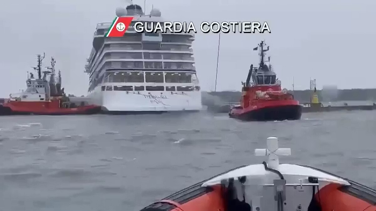 Disastro al porto: nave da crociera rompe gli ormeggi, passeggeri finiscono in mare. A Catania troppo vento. Alcuni aerei dirottati a Comiso