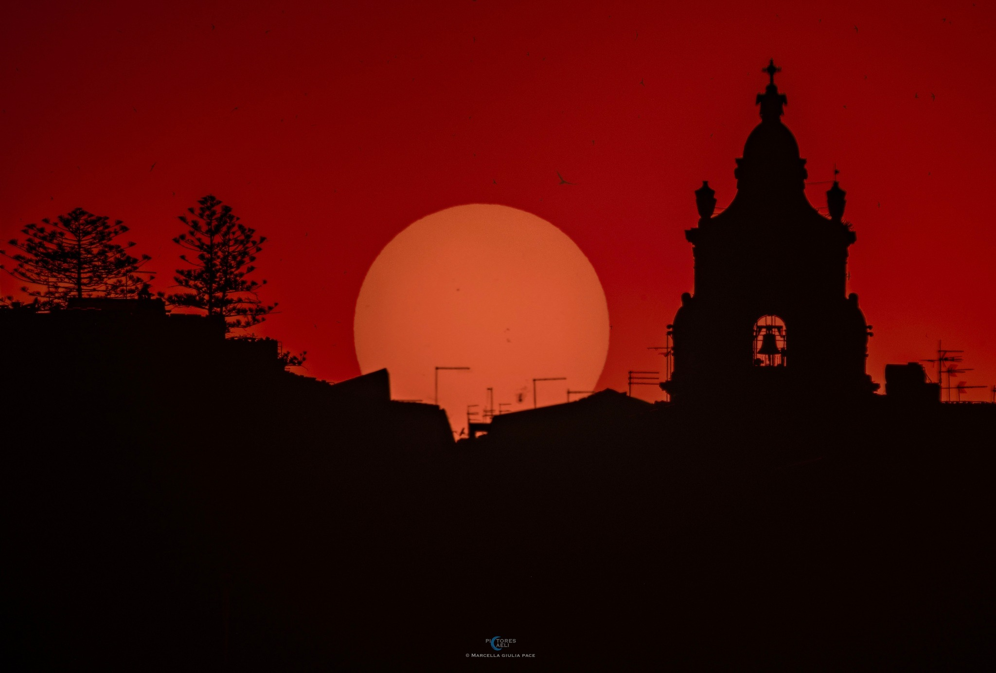 Il tramonto rosso fuoco di Ragusa. Ecco cosa si cela dietro questa foto d’autore
