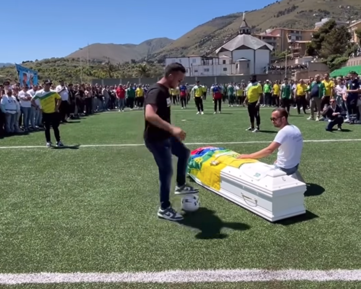 L’ultimo gol di Andrea: il saluto commovente della squadra con la bara sul campo di Mondello. VIDEO