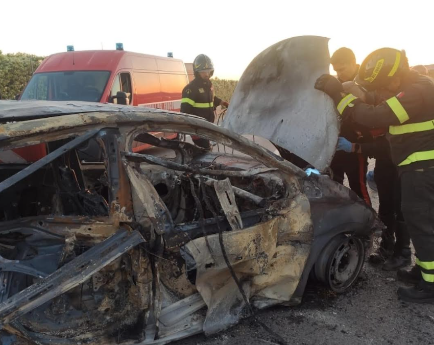 Bruciato vivo 26enne di Scicli: l’ultimo mistero di una vita spezzata. Fiori sul luogo dell’incidente VIDEO